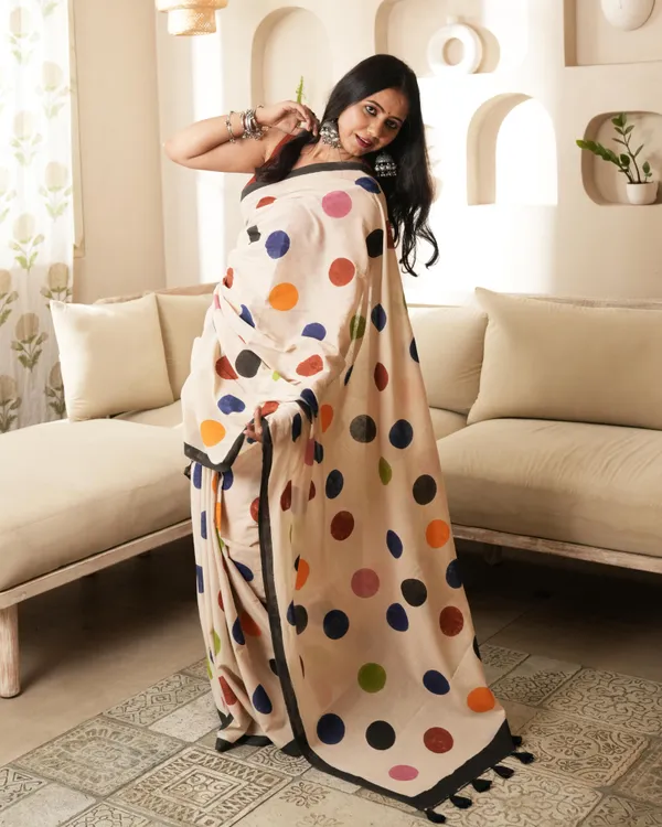 Ivory_Cotton_Color_Polka_Dot_Printed_Mul_Saree_With_Tassels_For_Women